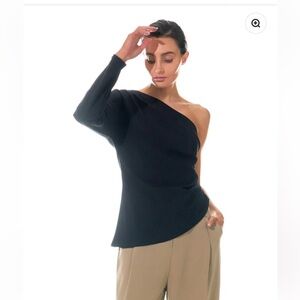 NWOT Gray Lab Black One-Shoulder Top from Nordstrom. Size M